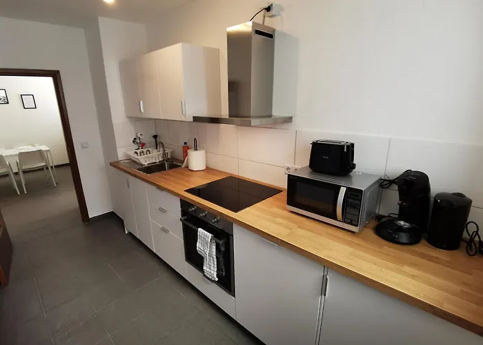 Fr14 - Schoene 2-zimmer-wohnung Mit Balkon In דירה *